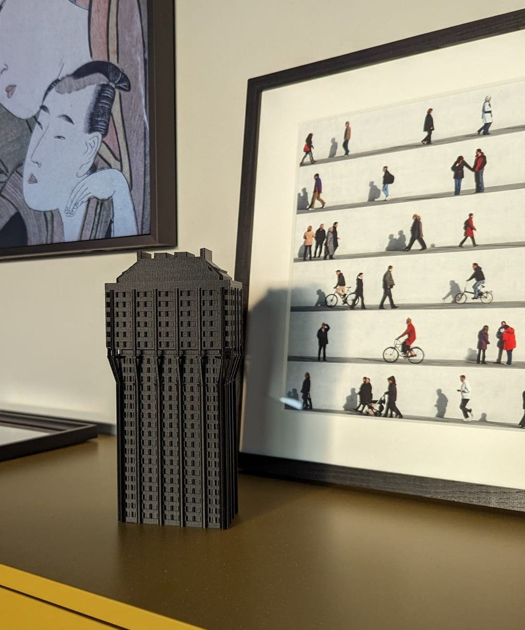 Torre Velasca — Scultura in 3D, 22 cm | Lo skyline brutalista di Milano - Beton Brutale - Monumenti, sculture e soprammobili stampati in 3D
