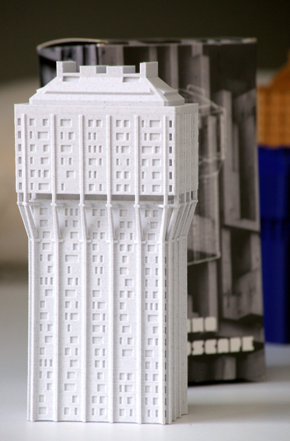 Torre Velasca — Scultura in 3D, 22 cm | Lo skyline brutalista di Milano - Beton Brutale - Monumenti, sculture e soprammobili stampati in 3D