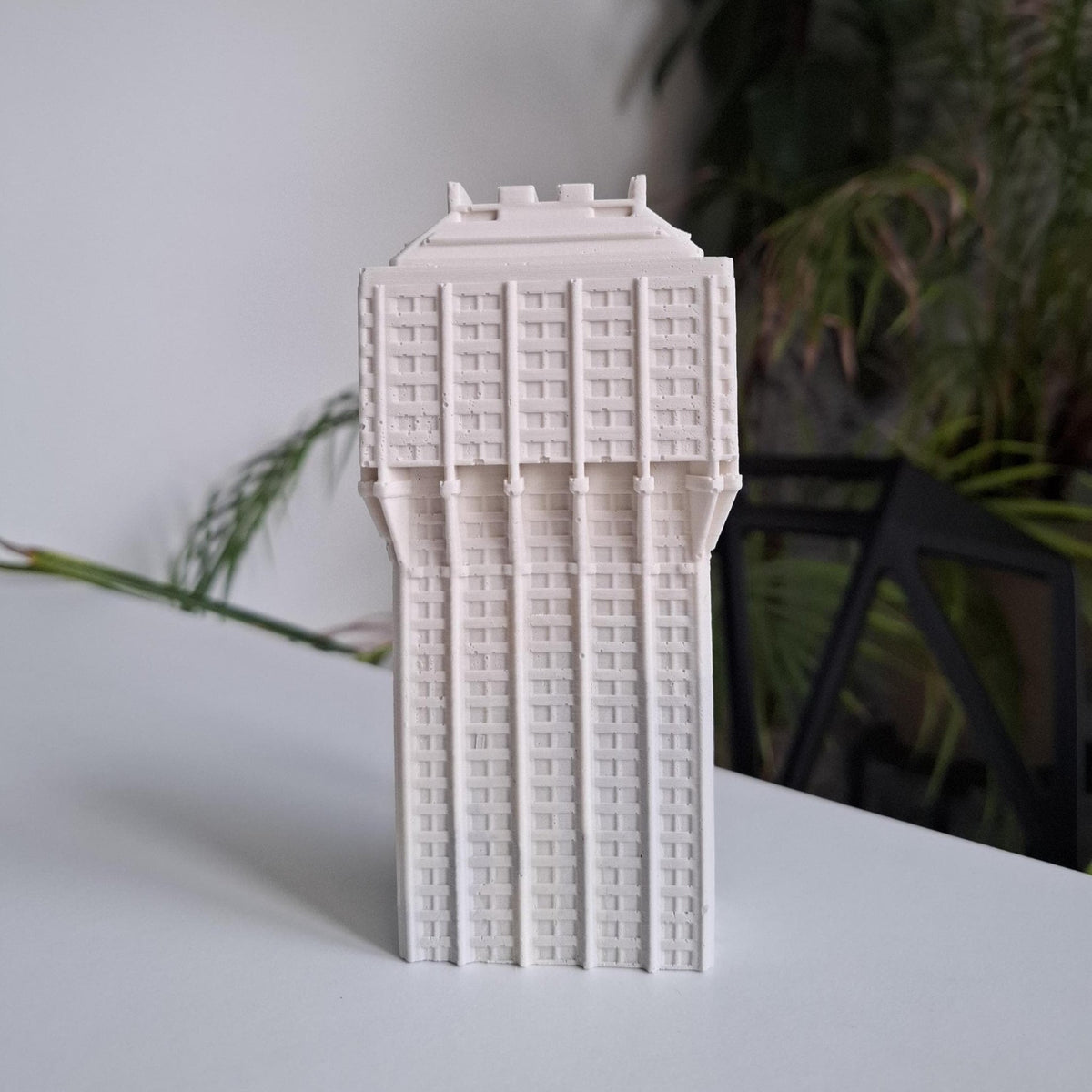 Torre Velasca — Scultura in Jesmonite, 15 cm | Pezzo unico fatto a mano | Milano Italia - Beton Brutale - Monumenti, sculture e soprammobili stampati in 3D