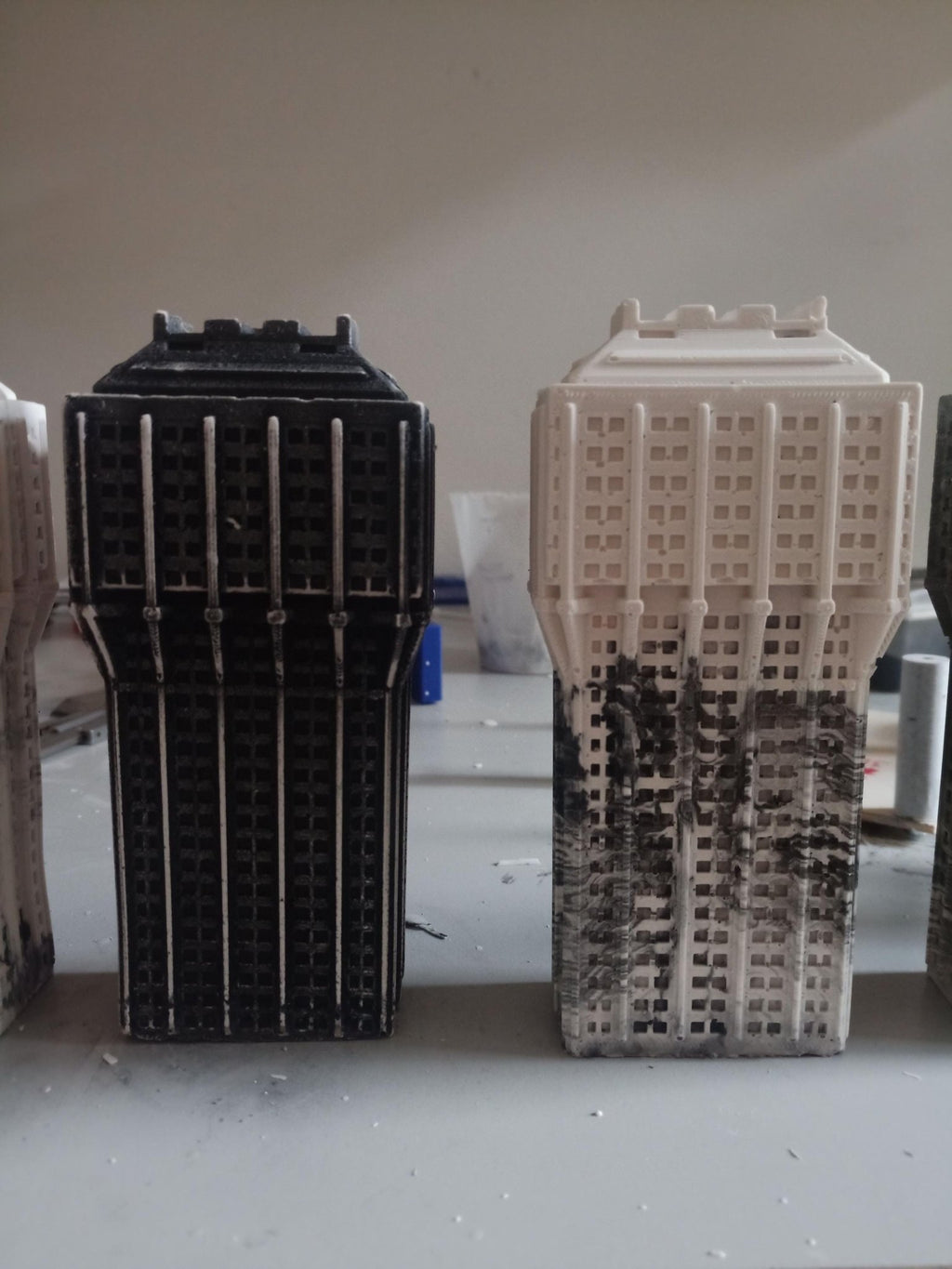 Torre Velasca — Scultura in Jesmonite, 15 cm | Pezzo unico fatto a mano | Milano Italia - Beton Brutale - Monumenti, sculture e soprammobili stampati in 3D