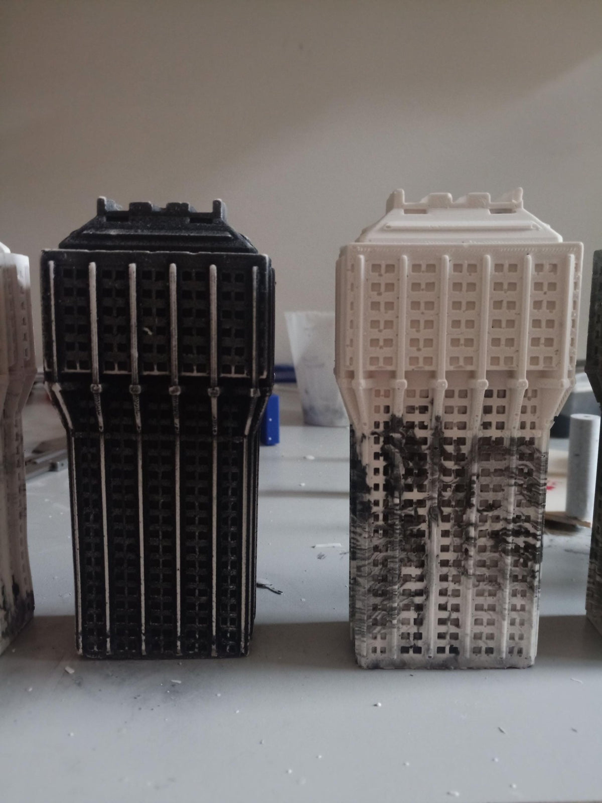 Torre Velasca — Scultura in Jesmonite, 15 cm | Pezzo unico fatto a mano | Milano Italia - Beton Brutale - Monumenti, sculture e soprammobili stampati in 3D