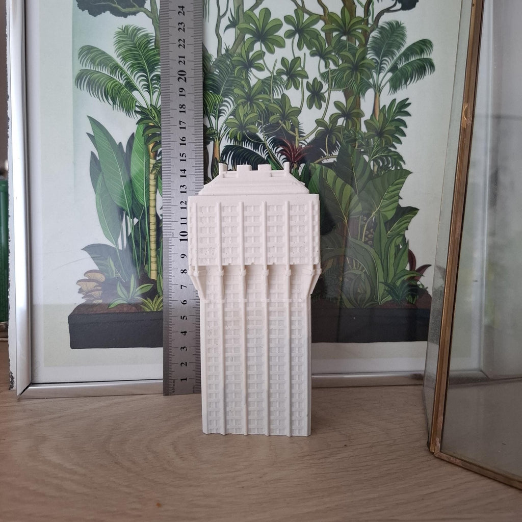 Torre Velasca — Scultura in Jesmonite, 15 cm | Pezzo unico fatto a mano | Milano Italia - Beton Brutale - Monumenti, sculture e soprammobili stampati in 3D