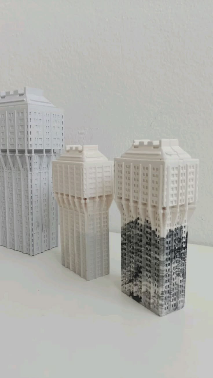 Torre Velasca — Scultura in Jesmonite, 15 cm | Pezzo unico fatto a mano | Milano Italia - Beton Brutale - Monumenti, sculture e soprammobili stampati in 3D