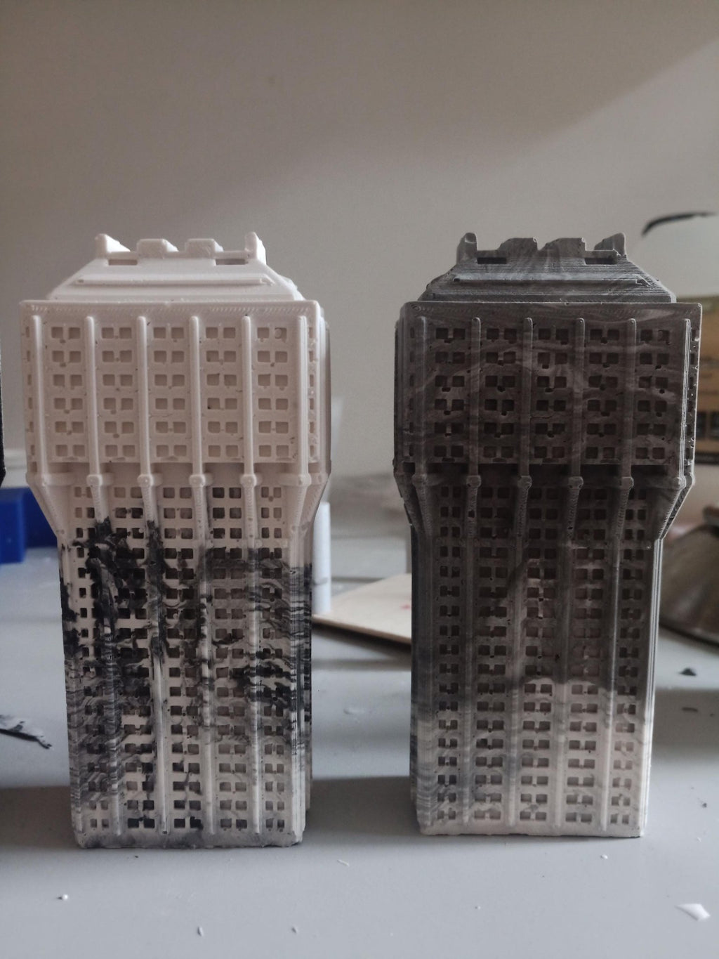 Torre Velasca — Scultura in Jesmonite, 15 cm | Pezzo unico fatto a mano | Milano Italia - Beton Brutale - Monumenti, sculture e soprammobili stampati in 3D